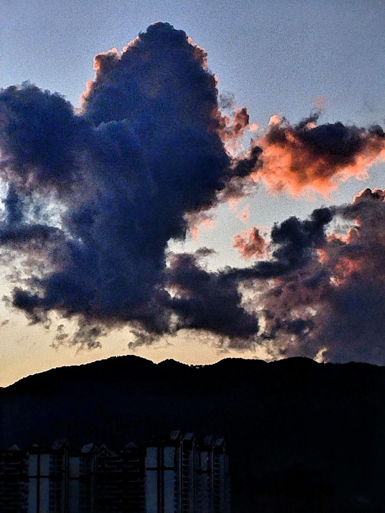 云朵染上了夕阳的红色。在绚烂余晖的笼罩下，云朵仿佛是大自然这位神奇画家笔下的杰作