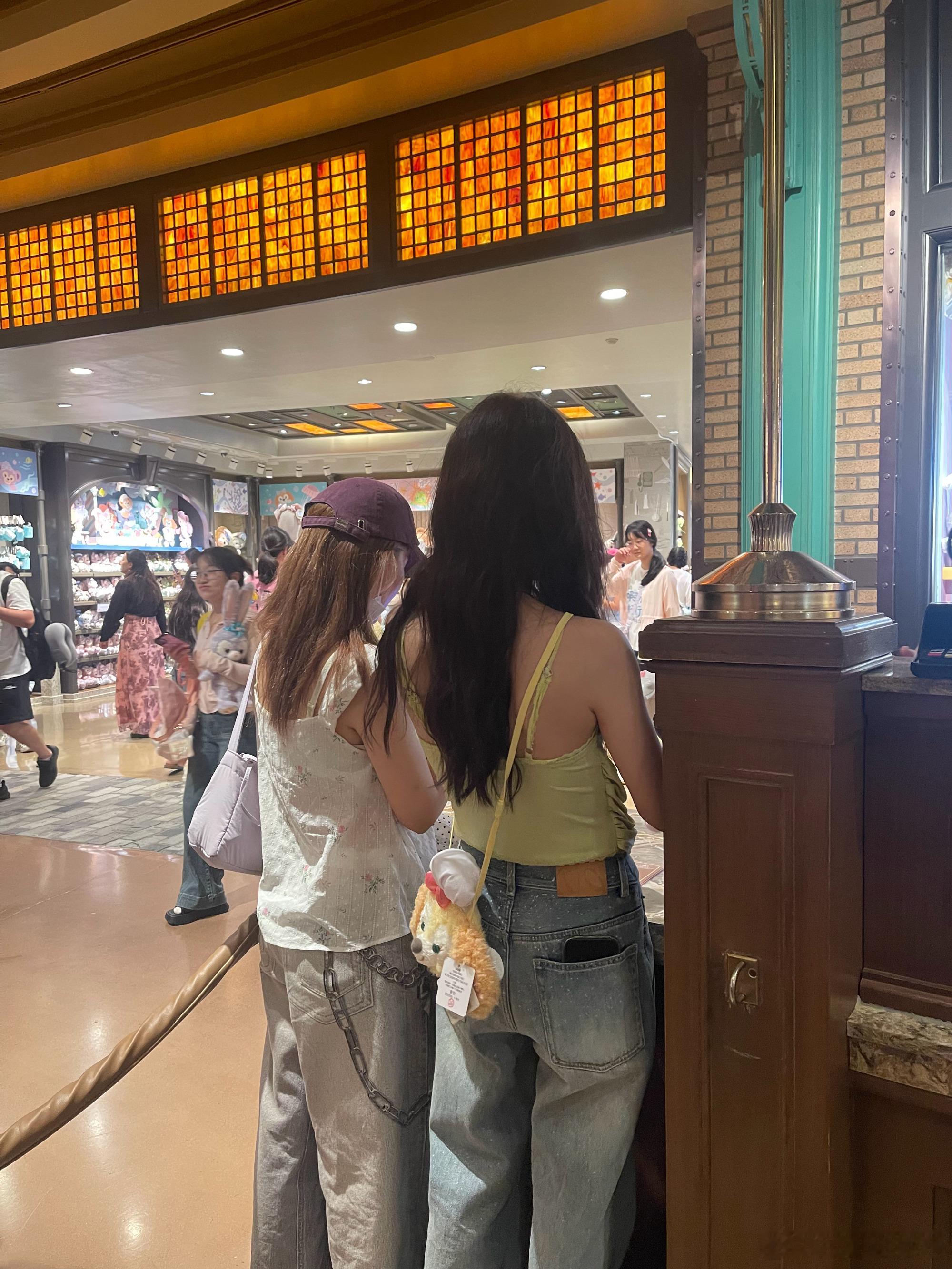 又双叒叕在迪士尼偶遇李一桐 李一桐迪士尼路透太可了！真人又美又瘦气质佳，直播时开