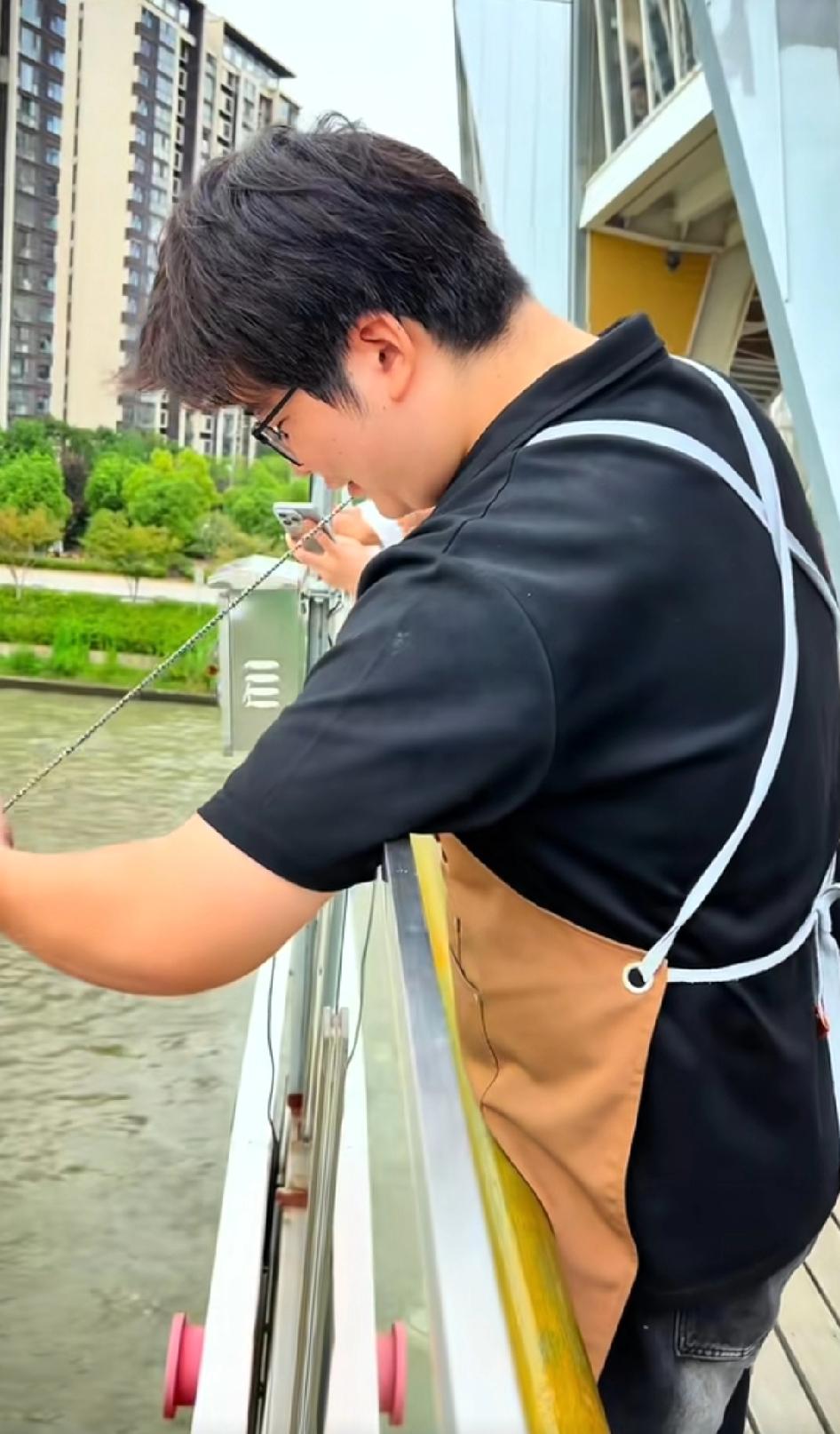 京杭大运河上的外卖，这份外卖得收多少钱啊，两个送货的在桥上等着
浒关南桥西餐厅，