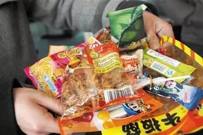 在日常生活中，我们常常会遇到一些没有任何质量保障的“三无”产品。这些产品没有生产