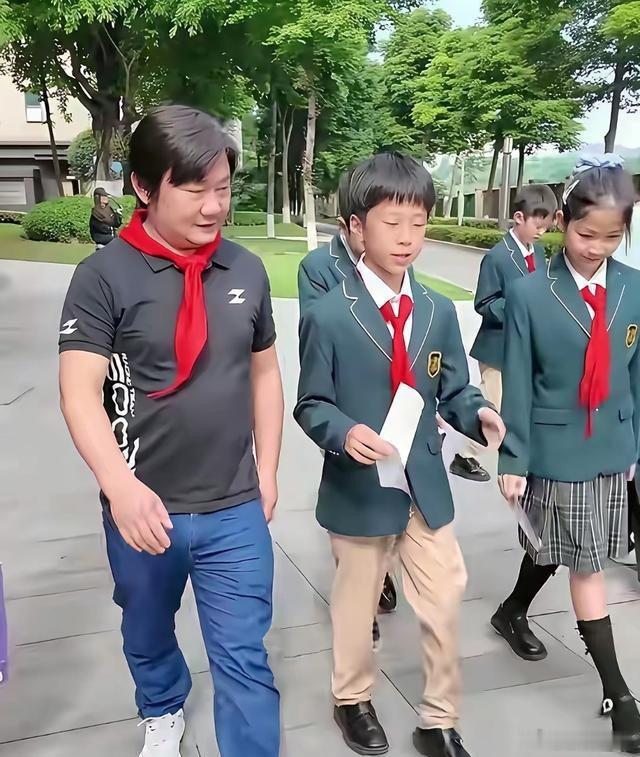 张雪把儿子送去读重庆的顶级中学：巴蜀教育集团常春藤学校。听名字就知道了，是所国际