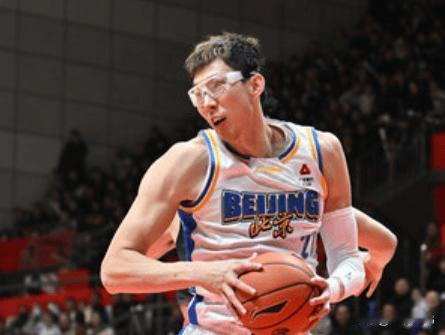 周琦打懵新疆内线，15+9很出色，正负值+35




北京大战新疆，最终北京大