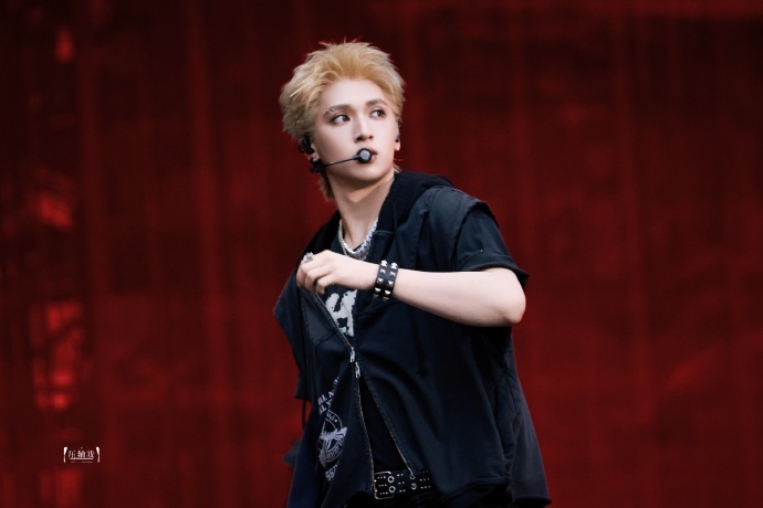 严浩翔性感小野猫严浩翔眉钉小烟熏MAN感 严浩翔眉钉小烟熏MAN感，严浩翔性感小