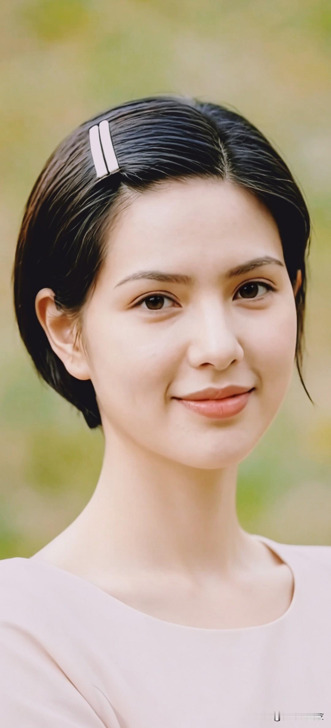 李若彤

照片里的女生正是李若彤，她是中国香港知名女演员，凭借1995年版《神雕