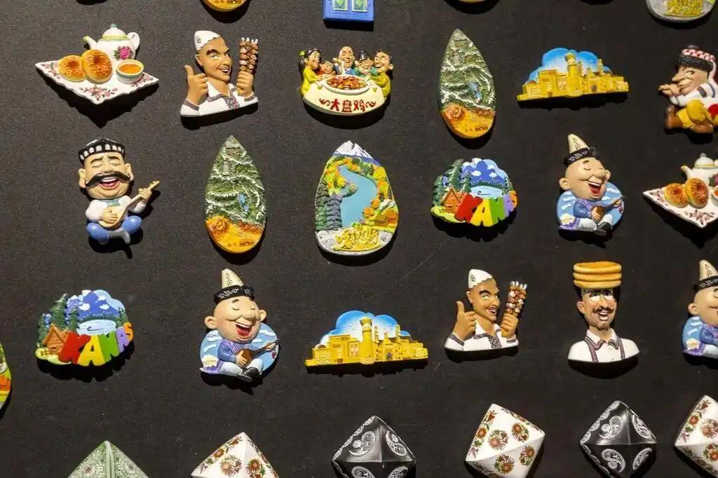 冰箱贴长期不挪动，会悄悄损伤冰箱。
这些小巧的装饰虽能点缀生活，但若长期固定在同