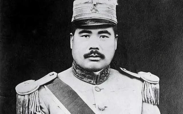 1948年，冯玉祥开始人生最后一次倒戈，坐船回国，船上失火，冯玉祥马上丢下老婆孩