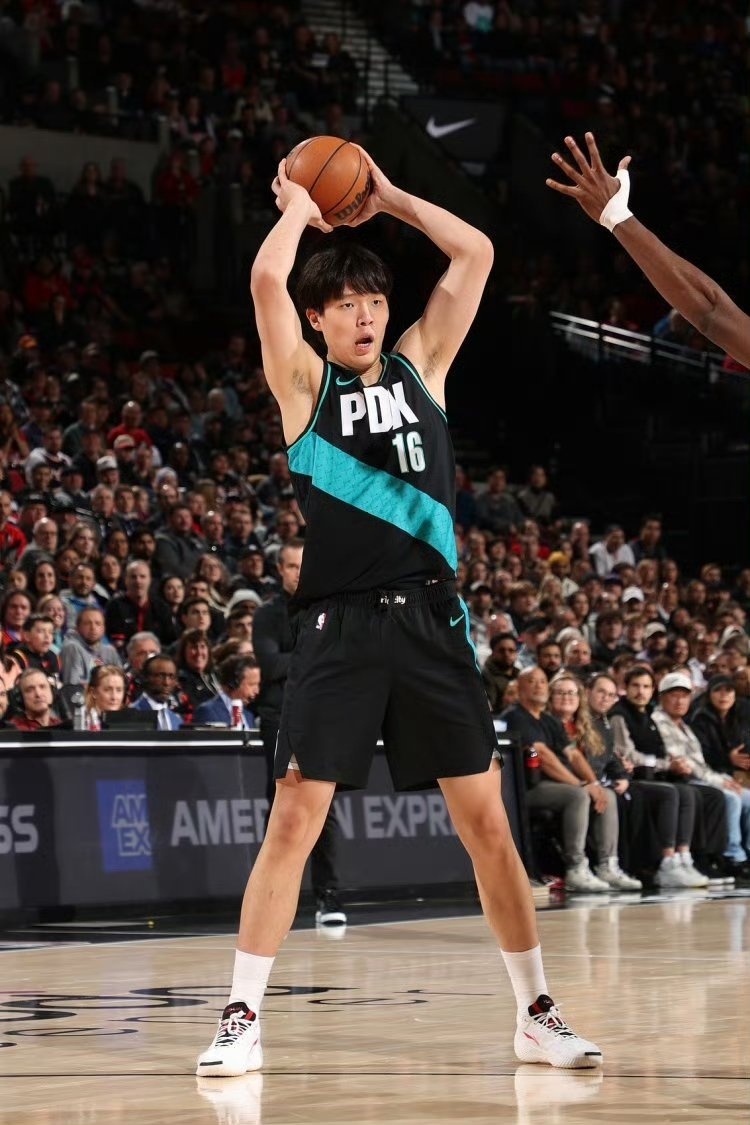 开拓者95-122不敌雷霆。杨瀚森出战17分钟创造NBA生涯新高，命中生涯首记三