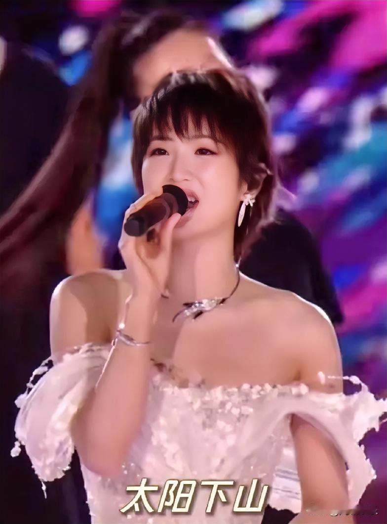 当姚安娜穿着几十块的牛仔服、踩着几百块的鞋子出现在剧组片场，和群演们一起蹲在地上