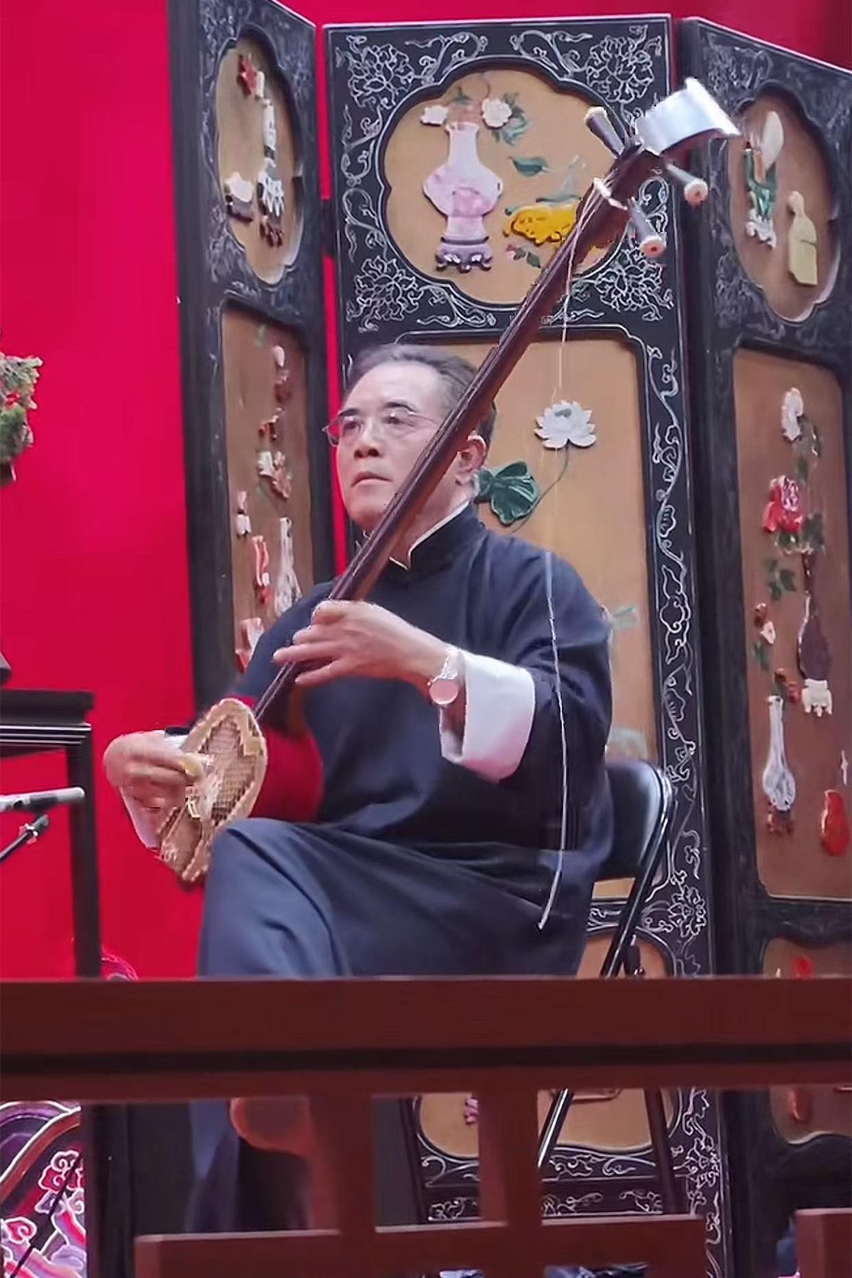 鼓曲社琴师岳长乐功夫真是练到家了，舞台上遇到事故，三弦断了一根弦变成了两弦。要是