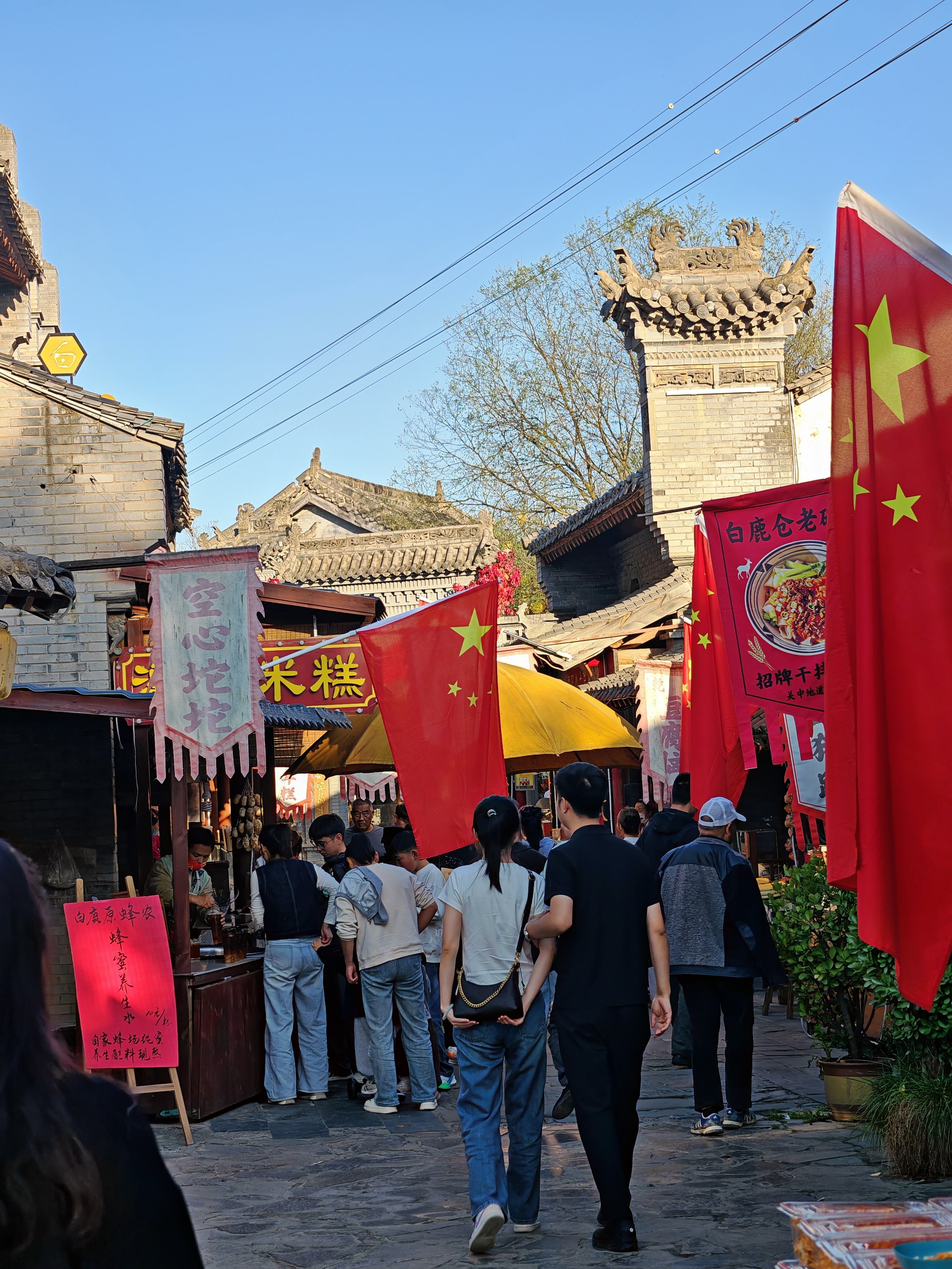 好家伙，这白鹿仓要倒闭了吗，国庆就那么几个人，前几年人挤人呢[允悲] ​​​