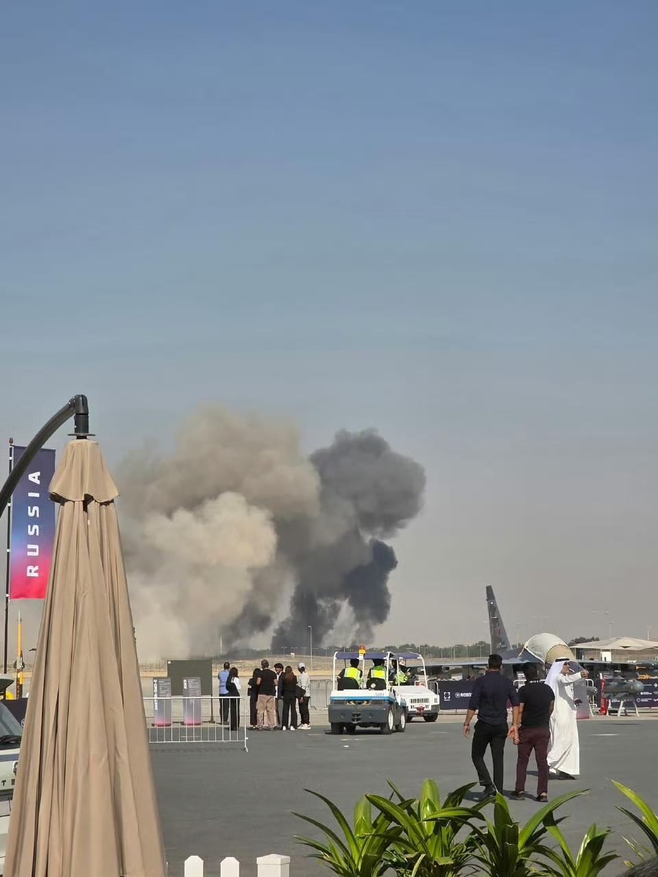 突发：印度空军一架光辉战斗机在迪拜航展上表演时坠毁！飞行员似乎没有弹射。这下不用