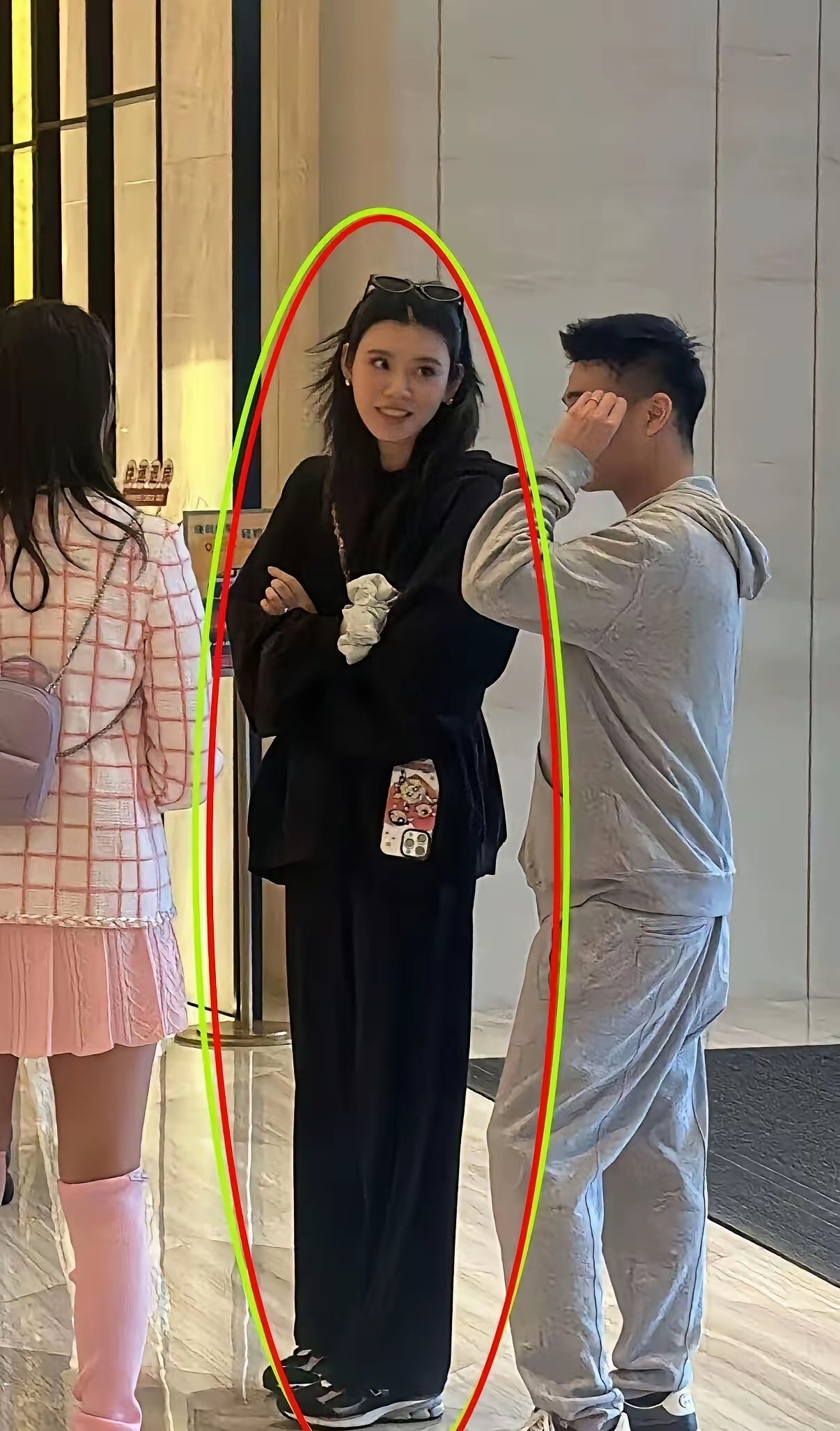 我天…奚梦瑶现实这么恐怖吗？！本人比电视机好看多了，这脸谁看了不迷糊，状态好好，