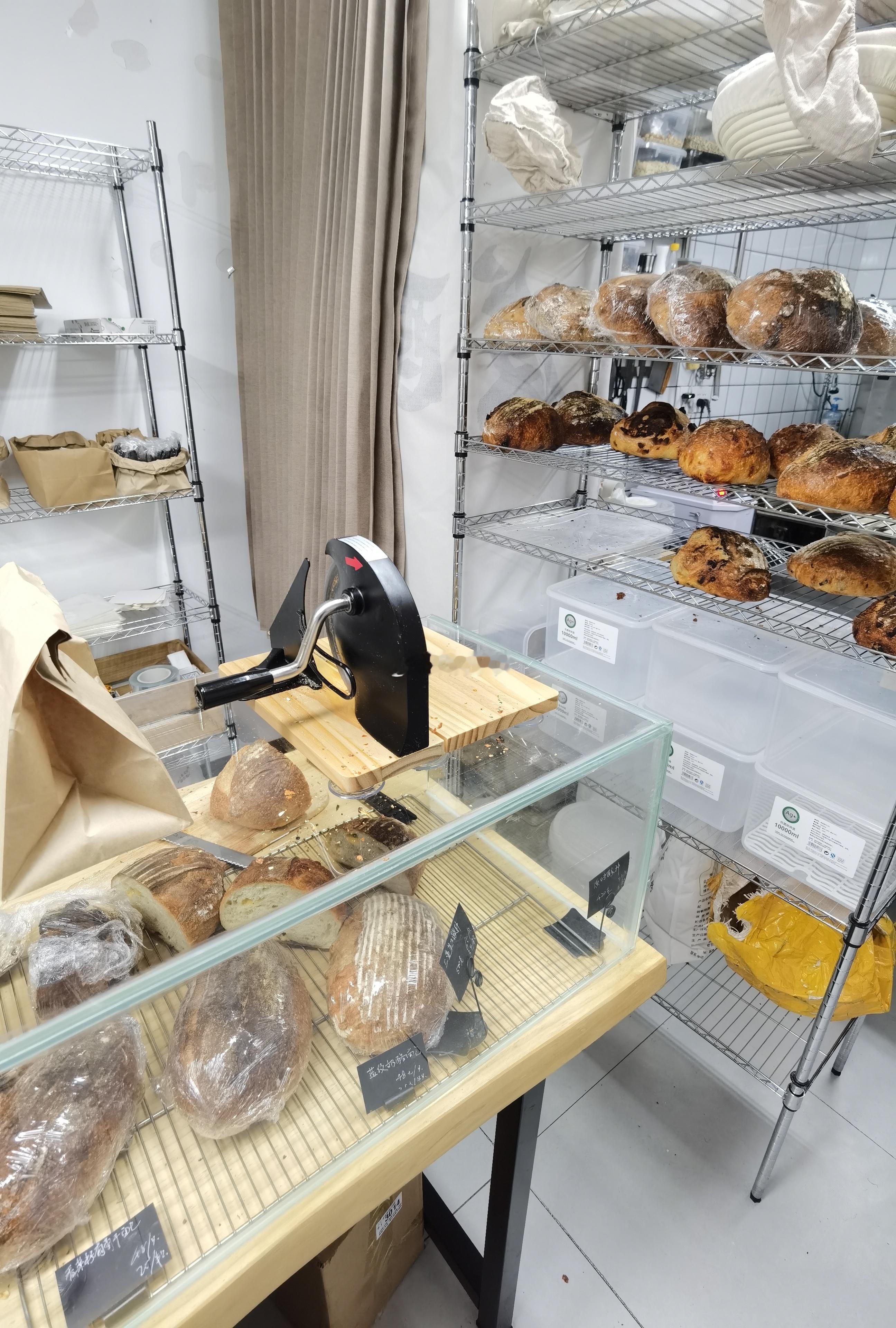 现在全国“酸种面包”是不是挺流行的？看到各地都新开了好几家。这是我们绍兴的一家，