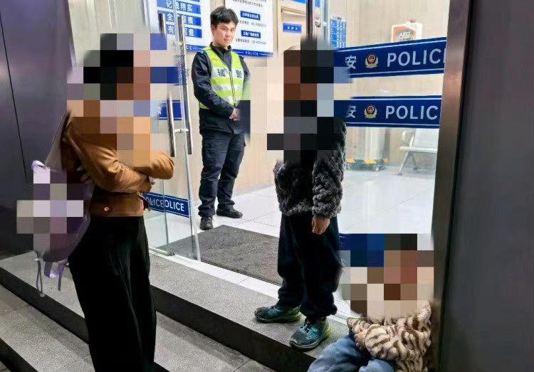 【女子带俩娃逛街接连走丢】民警10分钟内帮同一位妈妈找两次娃带着俩孩子去逛街，不