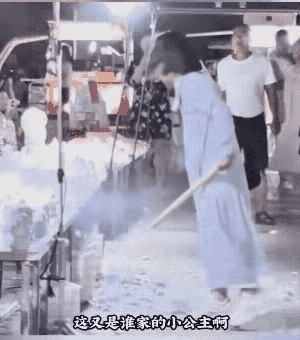 这种人性格有致命的缺陷，以为你是谁啊？全世界都得给你让路，冲动总是要付出代价的，