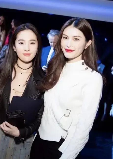 《刘亦菲与何穗同框，美白大比拼》
 本以为刘亦菲已经够白了，一看旁边的何穗，瞬间