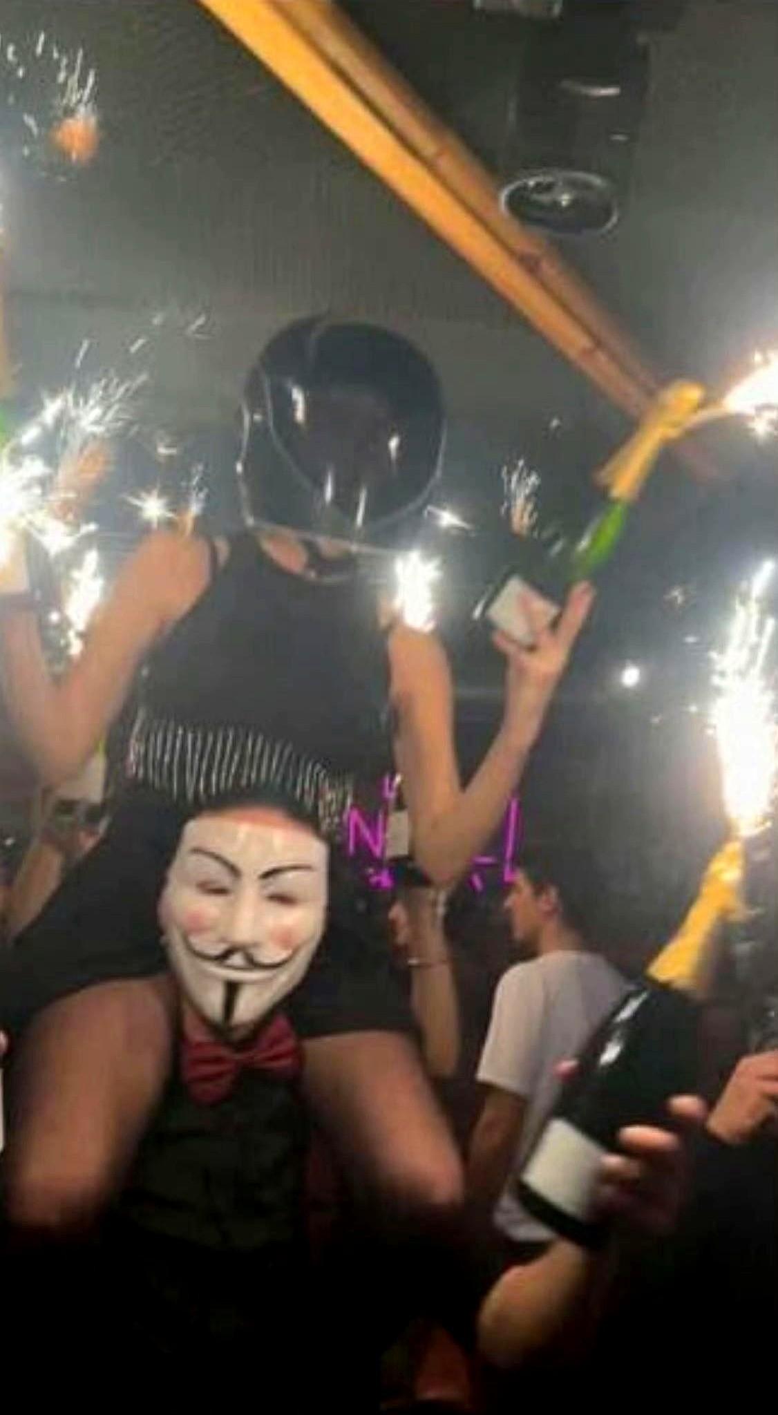 一张照片，一个人间惨剧。
一个女的，高高地坐在一个男的肩膀上，手里又是香槟又是蛋