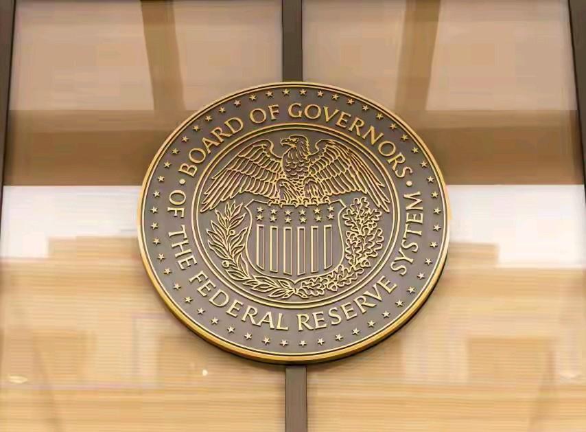 美国联邦储备委员会17日宣布，将联邦基金利率目标区间下调25个基点到4.00%至