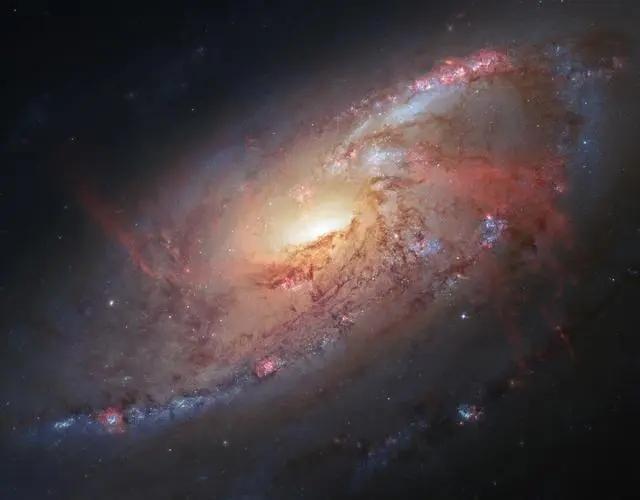 从宇宙大爆炸开始到现在，宇宙中形成了各种各样的星系，它们的形状各式各样，有的偏圆