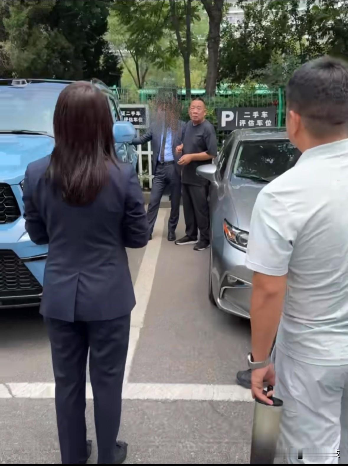 于东来又去看车了，开着坦克700现身郑州雷克萨斯4S店，想买LX700。没办法，