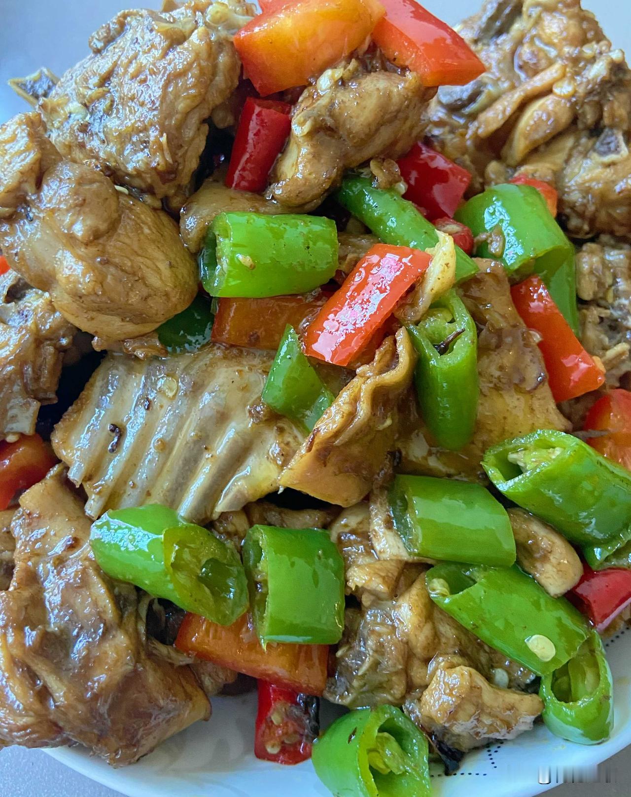 带着粽子，走，蹭饭去，热热闹闹过端午，上菜：

—— 双椒兔丁：青椒加红椒双重味