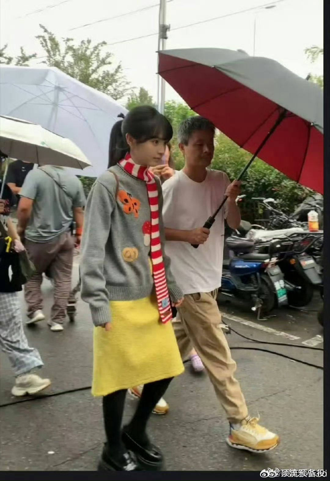 田曦薇被人做局了吧，这衣服好看在哪里了[衰][衰][衰]看得我两眼一黑 ​​​ 