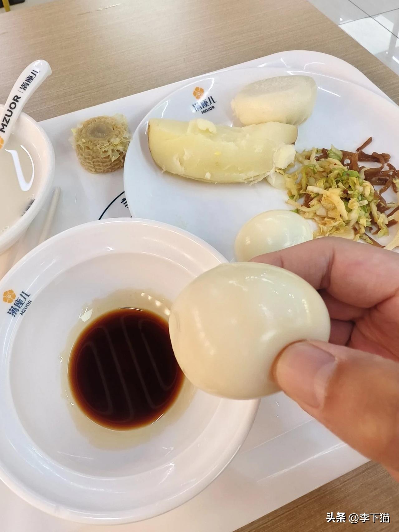 白水煮鸡蛋，不管蘸什么料都好吃，油盐酱醋辣椒面，芥末腐乳韭菜花，只要上点味就行。