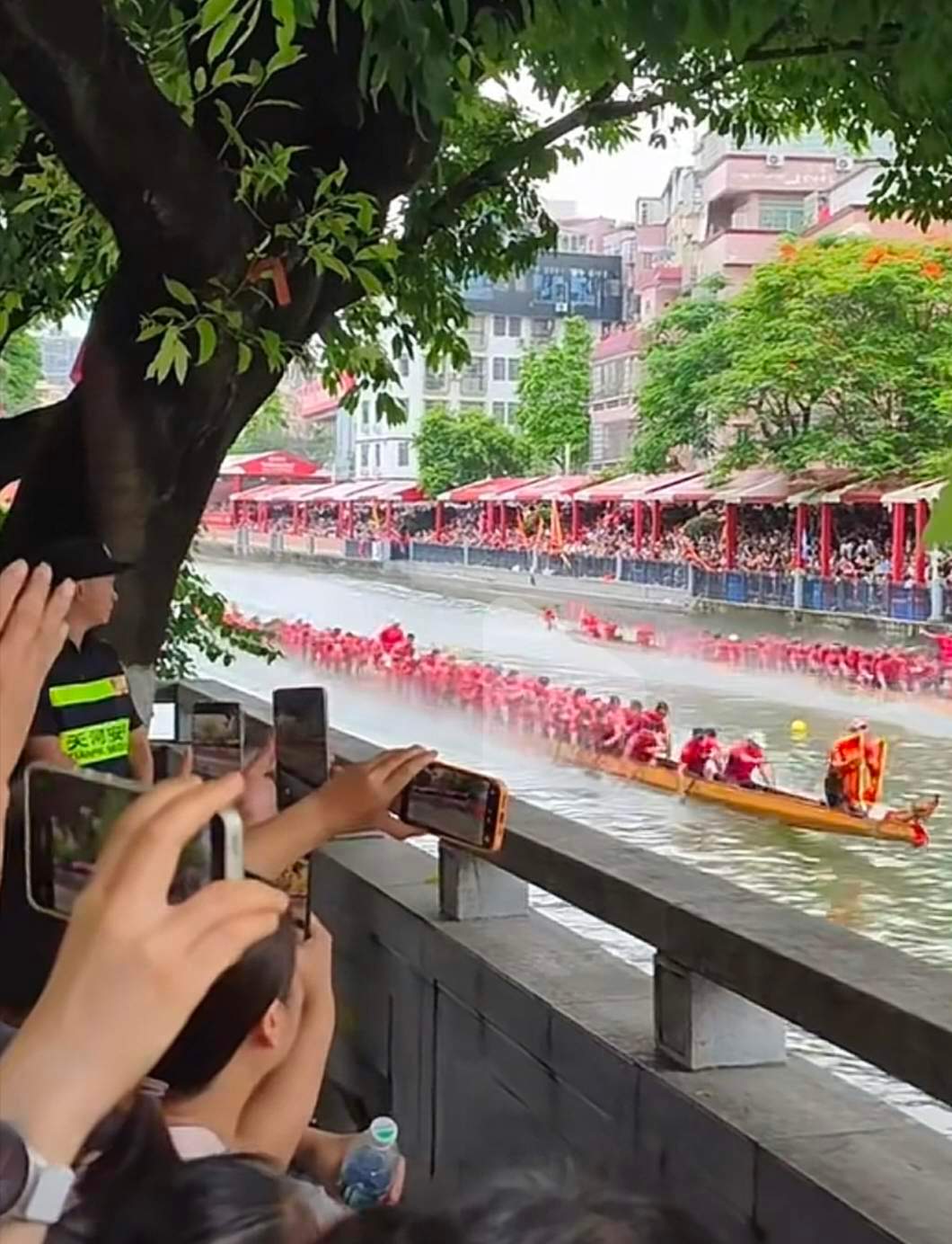 第一视角感受赛龙舟的压迫感换个角度看龙舟，竟渡更震撼很多人看龙舟，习惯把目光放在