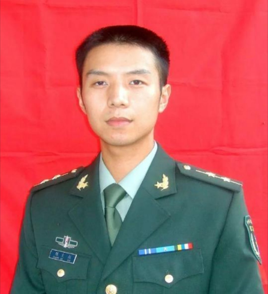 陈大桂排长，汶川大地震发生时，在家休假的陈大桂舍生忘死救出11名被困群众，自己和