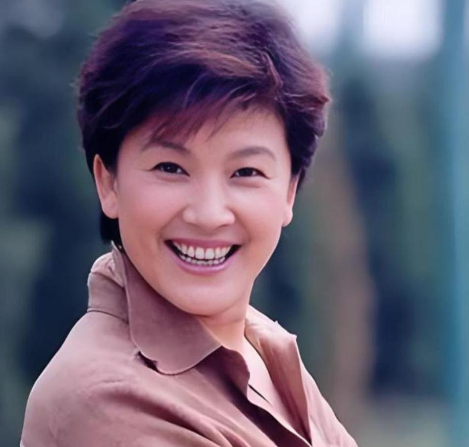 74岁无儿无女，宋春丽把亲侄子养了20年！如今侄子一个举动，让全网直呼：这比亲生