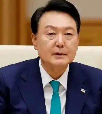 尹锡悦这下彻底完蛋了！

韩国警方下定决心了，动员上千警力抓捕尹锡悦，尹锡悦还能