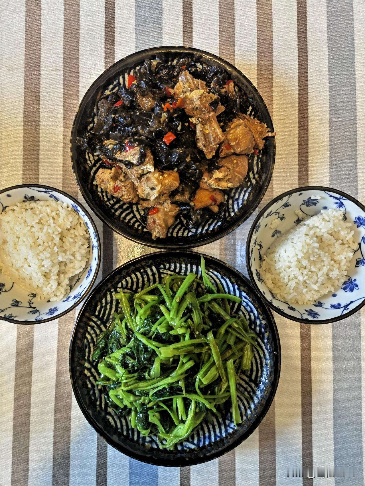 昨日中餐随拍。

前天挨了带状疱疹疫苗一针，这两天在家“渡劫”，胳膊酸胀，一直发