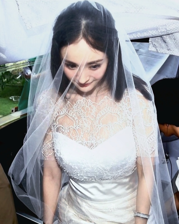 洁白的婚纱 手捧着鲜花 