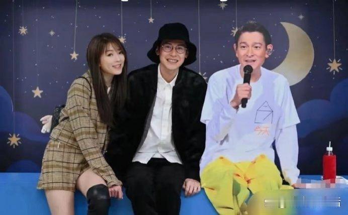 连诗雅与陈家乐夫妻甜蜜现身刘德华演唱会，同框合照洋溢幸福，这波狗粮我吃了！ 