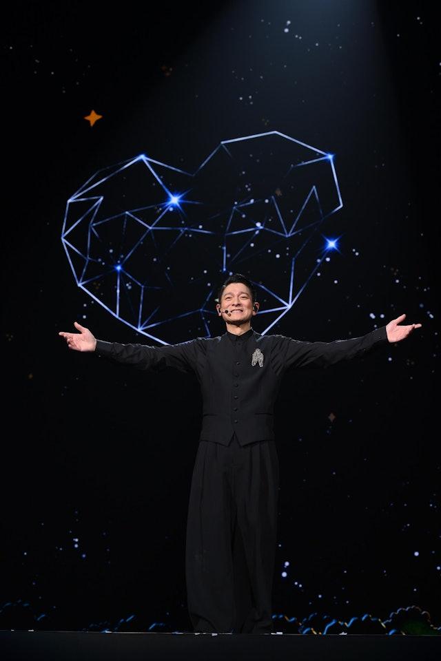 刘德华澳门站四场圆满结束，黄日华苗侨伟席上开腔戚美珍跳舞伴唱！
「今天is th