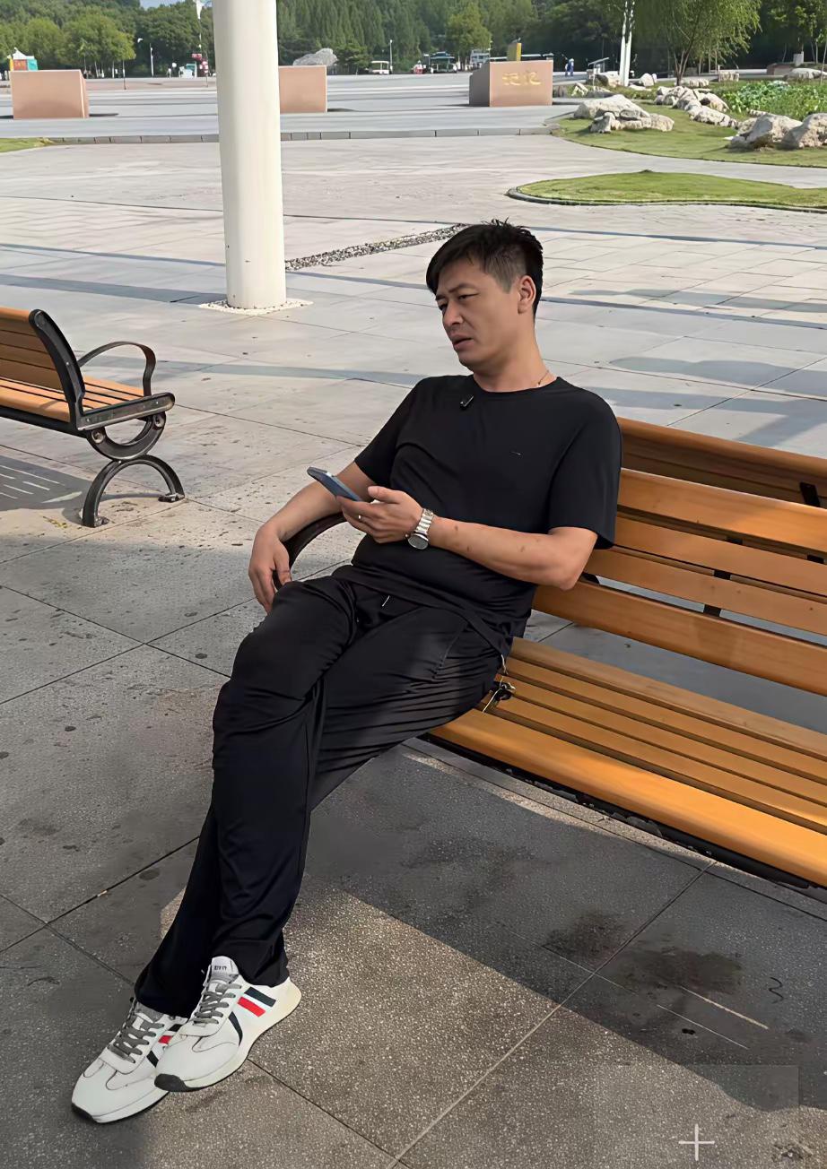 民间版张雪峰寄托了太多人的哀思，这种情况真的太少见了，本尊英年早逝，山寨意外走红