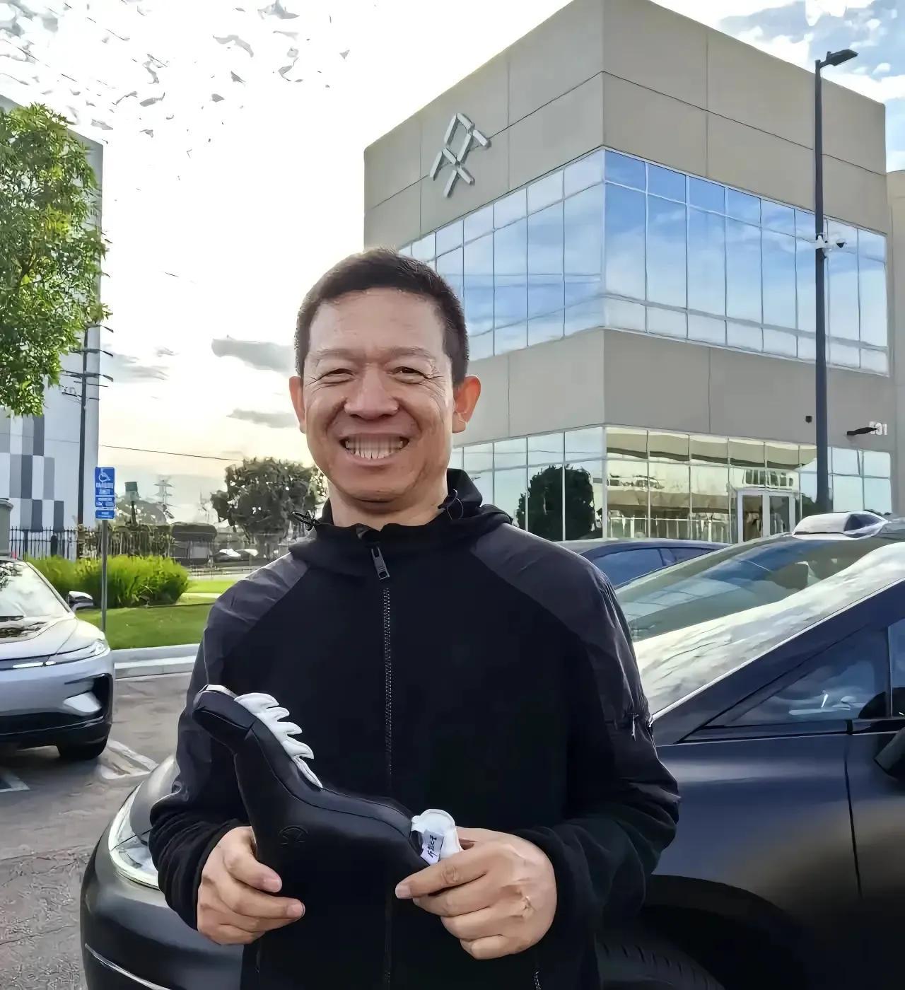 老贾笑得非常灿烂…
2023年，贾总总共卖出了10辆FF91～
老贾赴美造车9年
