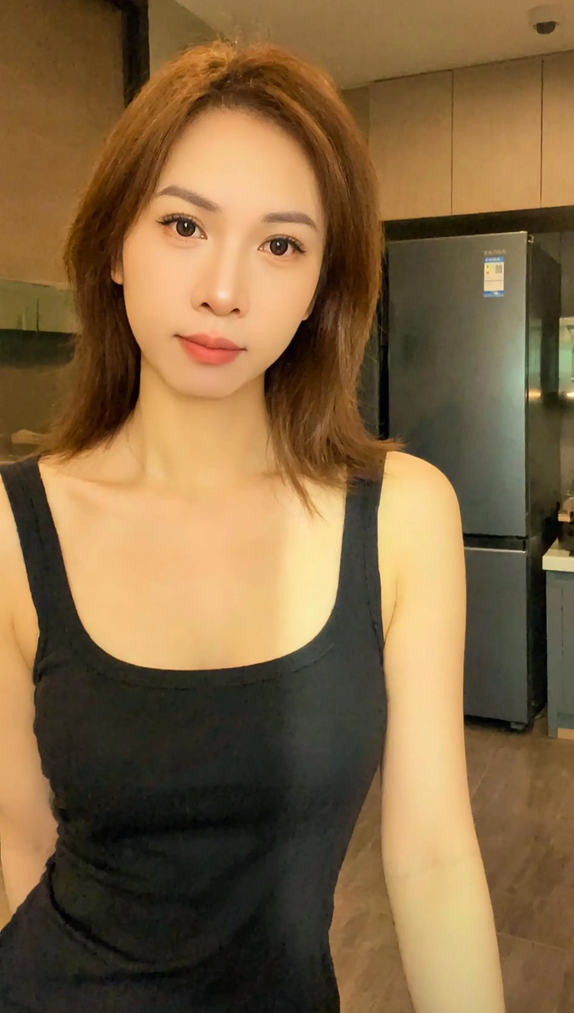 直角肩真是绝了 保持身材 吊带穿搭 露肩吊带 温柔御姐