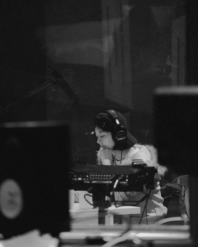 赵丽颖沉浸心灵此刻同频  赵丽颖黑白风录音照  赵丽颖黑白风录音照，沉浸心灵此刻