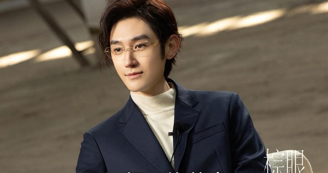 他不演公子了，演的是穿西装的疯子。
古装是画里的人，现代是镜子里的鬼。
别人换造