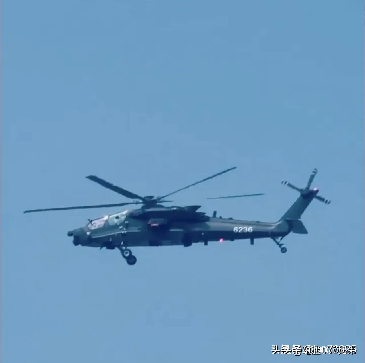 这是一架编号6236的直-21重型武装直升机，而在之前曝光的直-21试飞图片中，