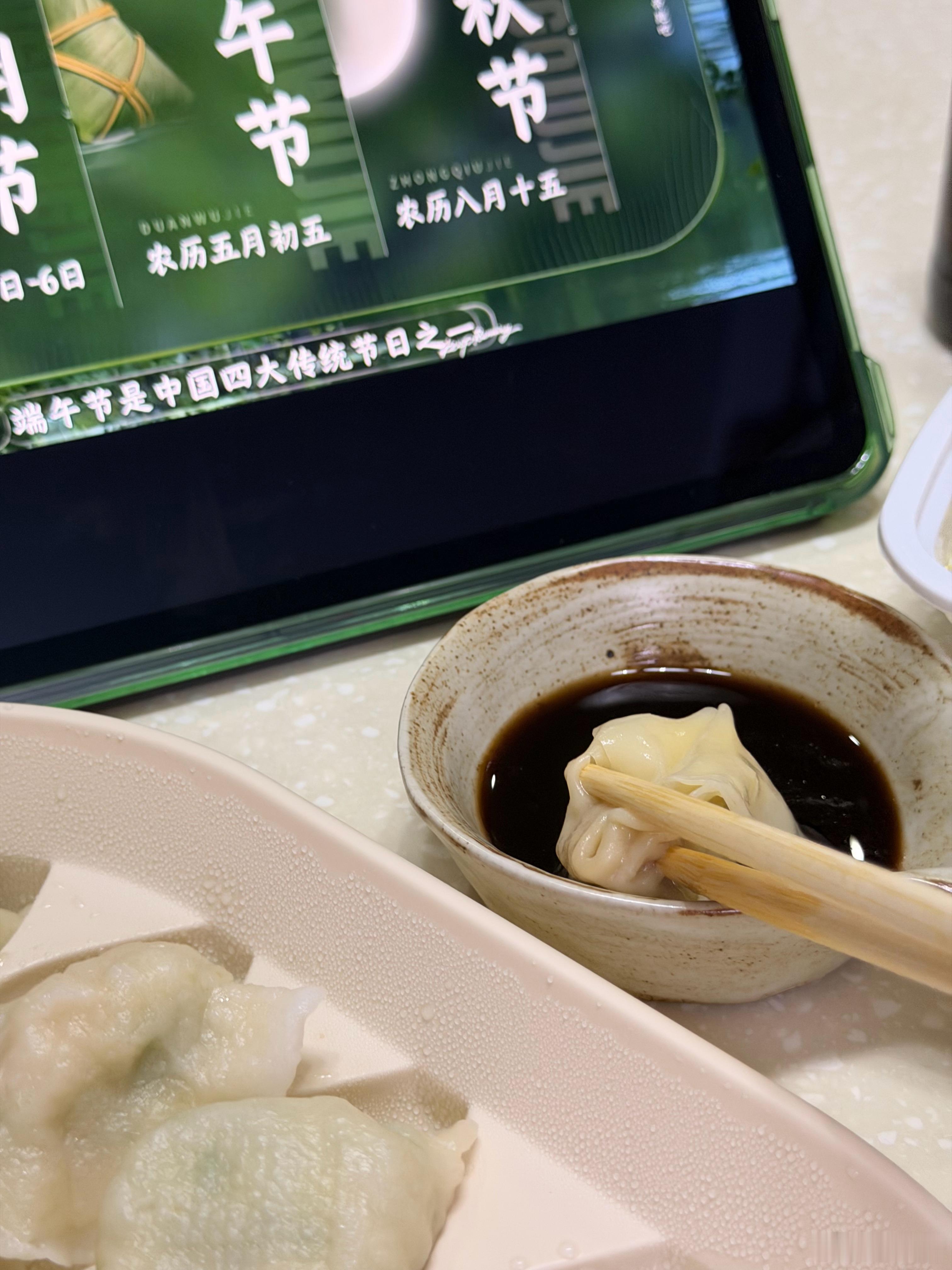昨晚跟朋友在家追综艺，因为是端午特辑，进场就在吃粽子，都给我俩看饿了，看的想点粽