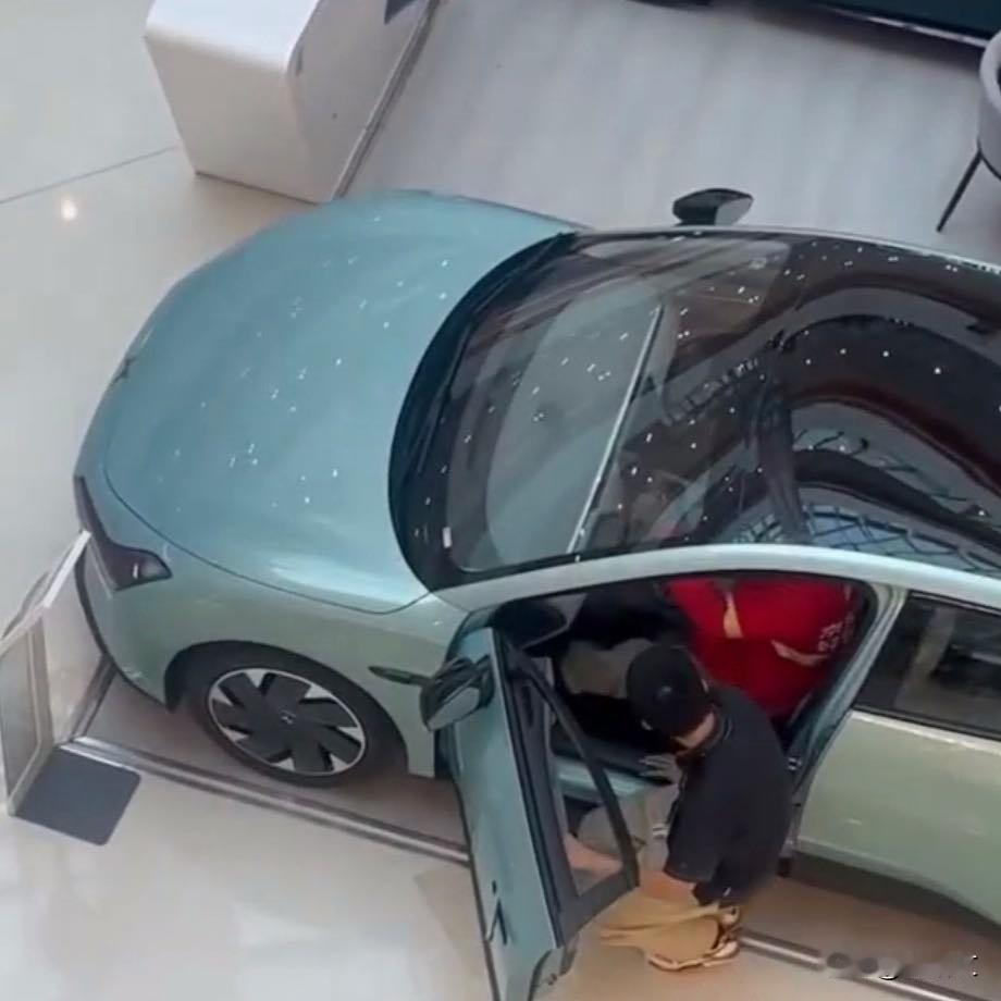 太暖了！00后销售蹲地给外卖小哥讲车，一句话戳中无数人
 
最近刷到个视频，看得