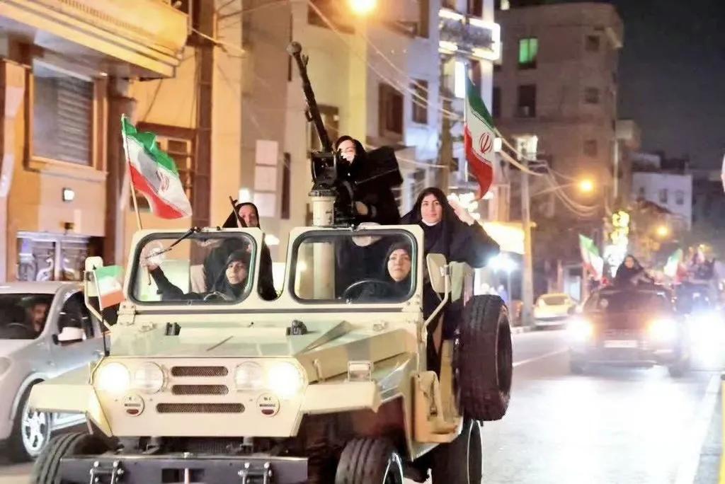 伊朗巴斯基民兵不光有男性，也有女性。这些巴斯基女民兵开着敞篷吉普，操控着德什卡1