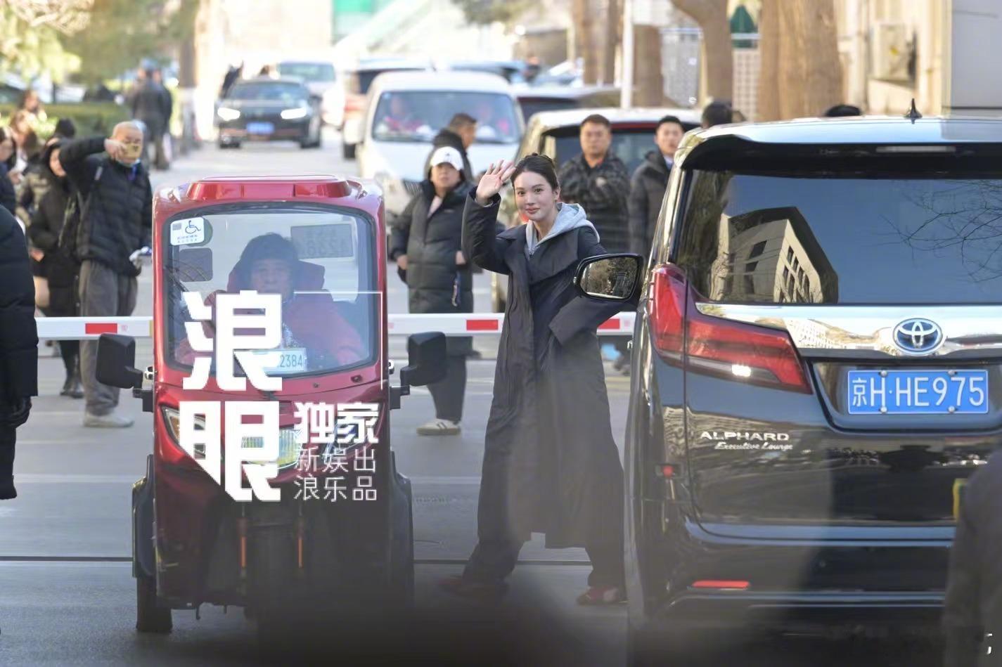 金晨央视春晚第二次联排  到达央视来参加第二次联排，下车后回头向大家招手，美女容