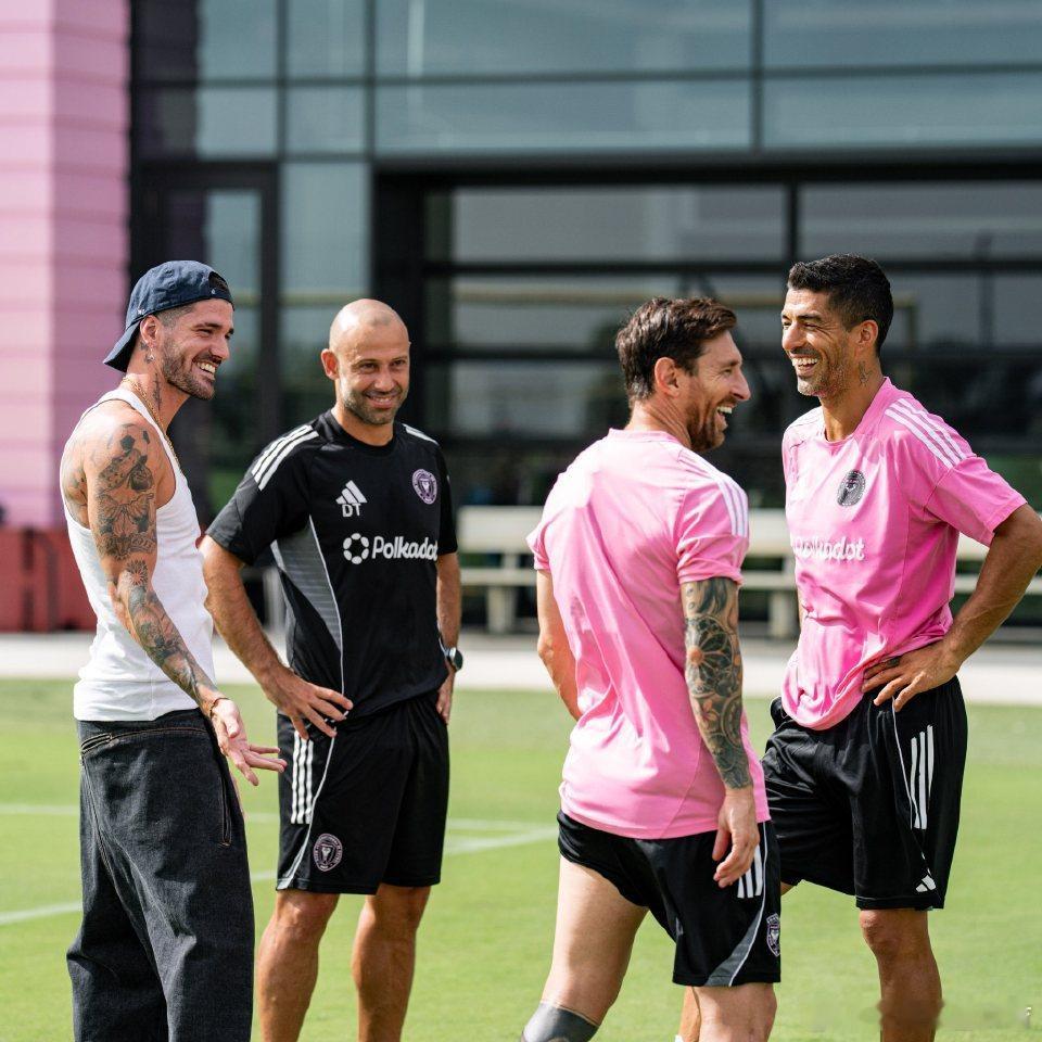 感谢马斯切拉诺的付出，带领迈阿密国际拿到队史第一座总冠军奖杯，马斯切拉诺和马蒂诺