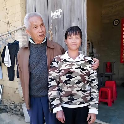 广西第一猛男！1994年，49岁梁二将19岁女工友带回村，随后两人开始疯狂造人，