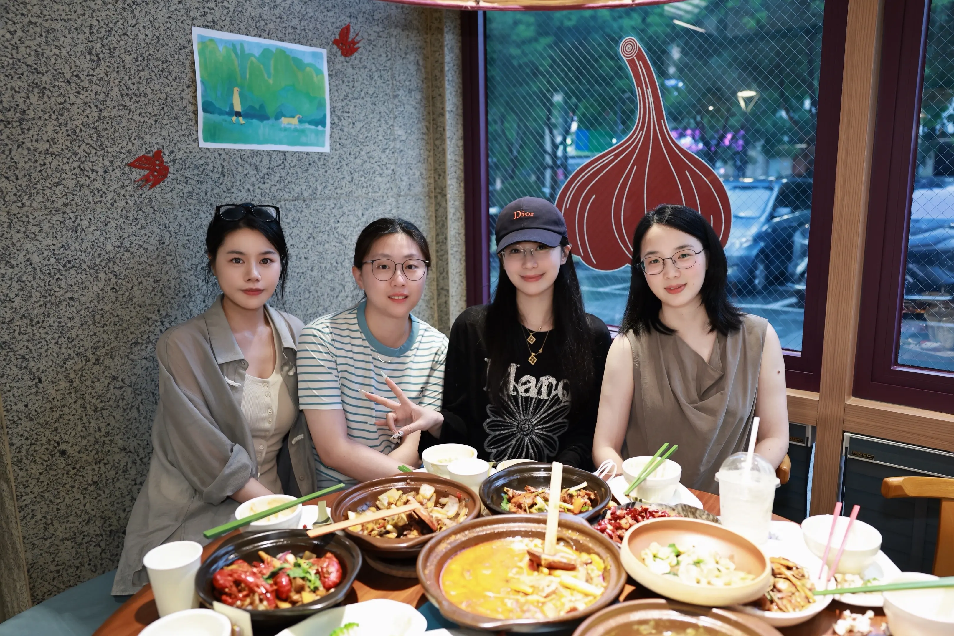 带两个显老挂件回母校