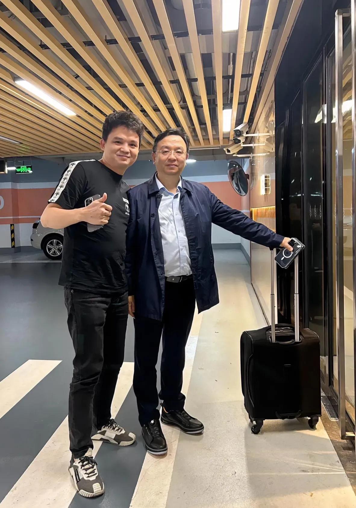 我也想上去跟王总合影，但是被小伙子捷足先登了，王总笑眯眯的对着我说：不好意思，今