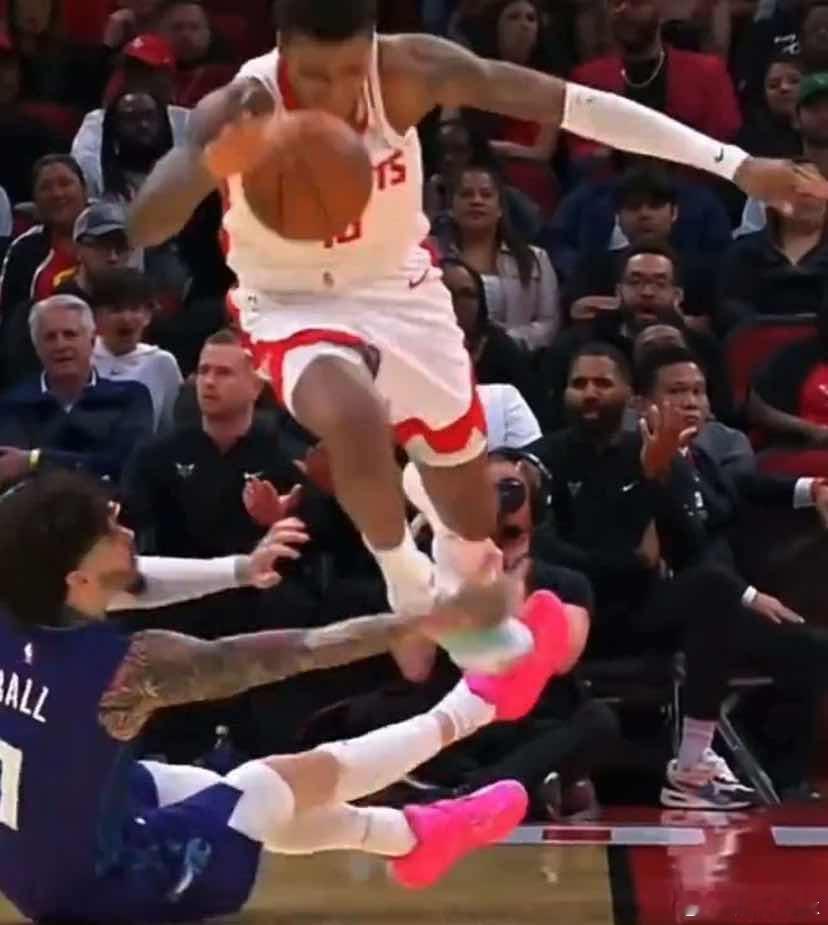 对了，鲍尔的动作可不只是对阿德巴约做过，对火箭球员也做过三球不会禁赛三球被罚款6